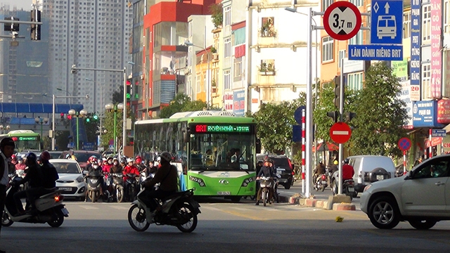  Hơn 20 chiếc xe buýt nhanh lăn bánh giờ cao điểm sáng nay 