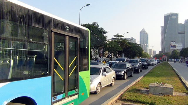  Ô tô nối đuôi nhau phía sau xe buýt nhanh trên đường Lê Văn Lương 
