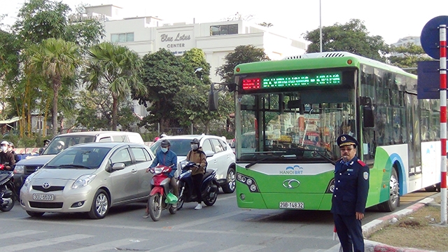 Lực lượng Thanh tra giao thông, Cảnh sát giao thông được bố trí phân làn đường các tuyến buýt nhanh đi qua 
