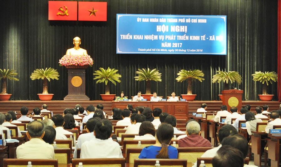 Chủ tịch TPHCM: Khẩn trương giải quyết ùn tắc Tân Sơn Nhất