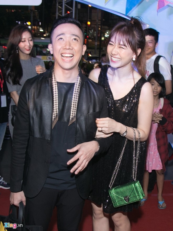 Hari Won tinh cam khoac tay Tran Thanh du ra mat phim hinh anh 2