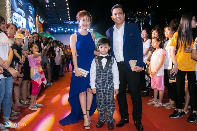 Hari Won tinh cam khoac tay Tran Thanh du ra mat phim hinh anh 10