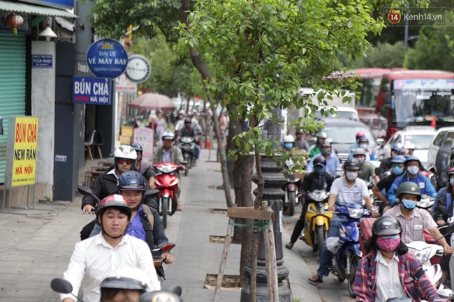 Kẹt xe nghiêm trọng các ngả đường vào sân bay Tân Sơn Nhất ngày cuối năm - Ảnh 2.