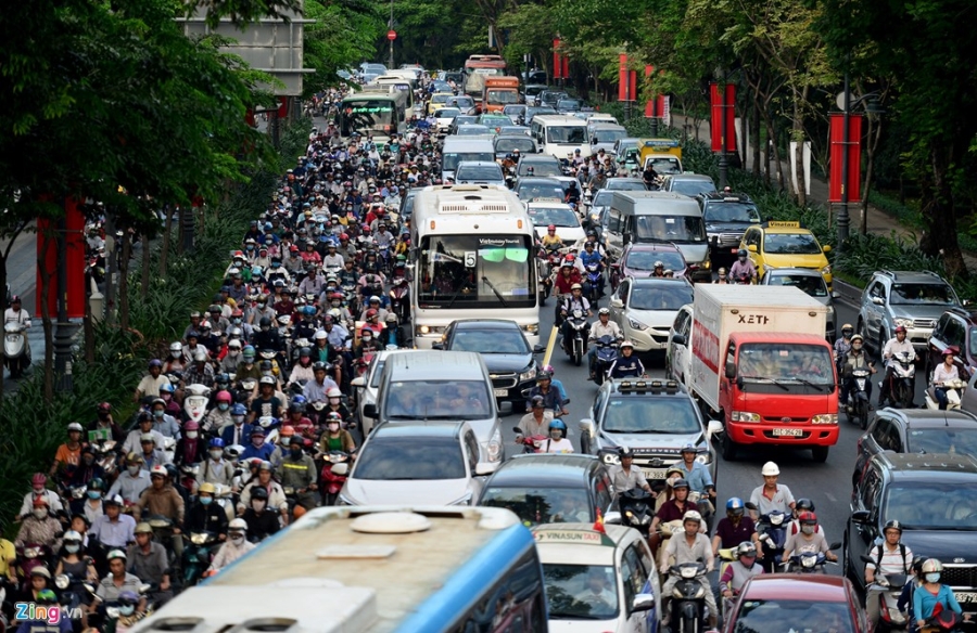 Ket xe tram trong, khach bo taxi di bo vao san bay hinh anh 1