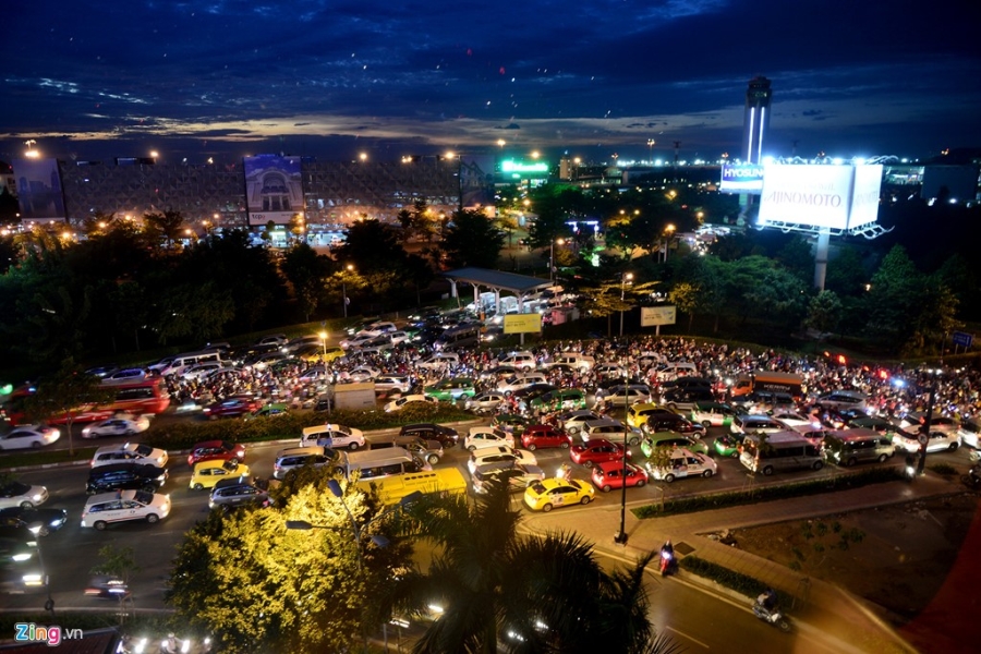 Ket xe tram trong, khach bo taxi di bo vao san bay hinh anh 2