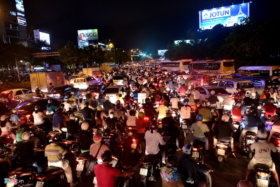 Ket xe tram trong, khach bo taxi di bo vao san bay hinh anh 3