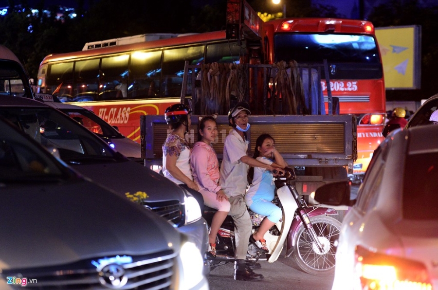 Ket xe tram trong, khach bo taxi di bo vao san bay hinh anh 4