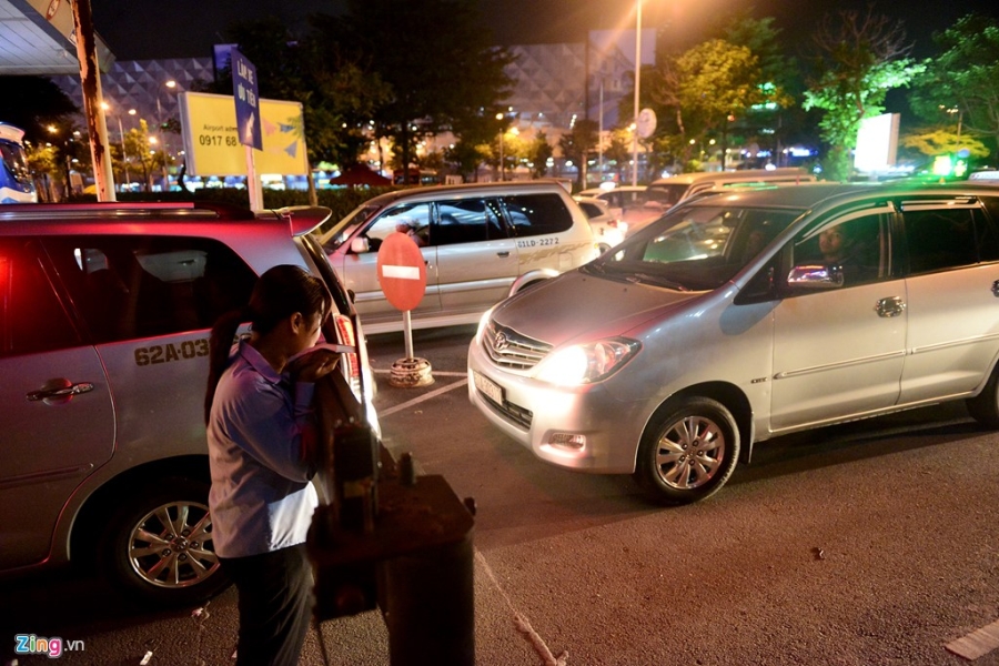 Ket xe tram trong, khach bo taxi di bo vao san bay hinh anh 6