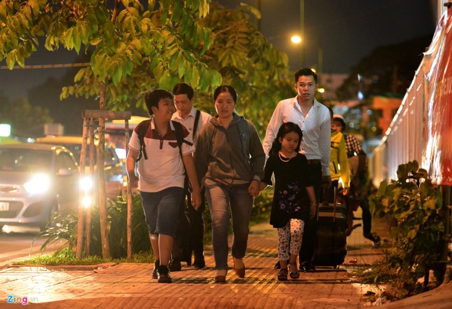 Ket xe tram trong, khach bo taxi di bo vao san bay hinh anh 9