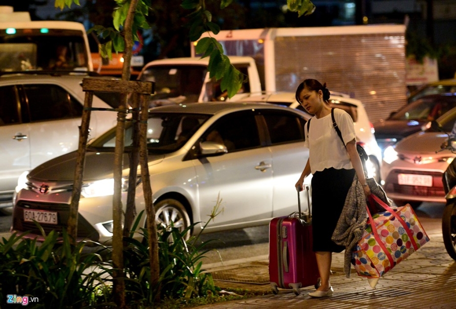 Ket xe tram trong, khach bo taxi di bo vao san bay hinh anh 10