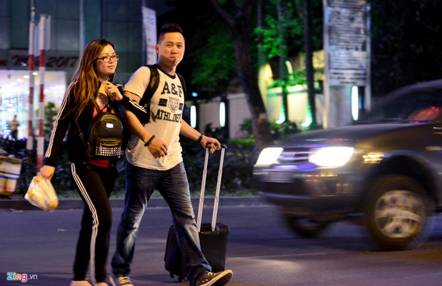 Ket xe tram trong, khach bo taxi di bo vao san bay hinh anh 11