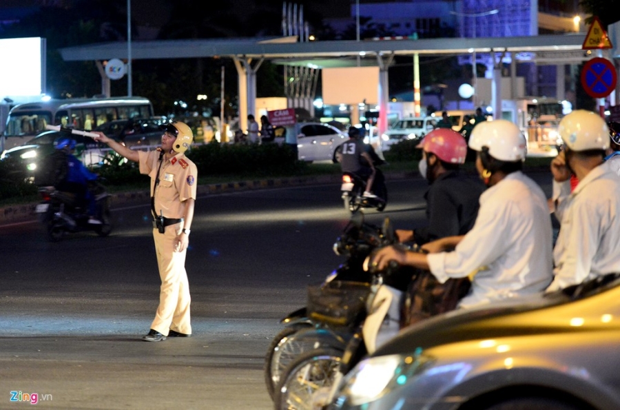 Ket xe tram trong, khach bo taxi di bo vao san bay hinh anh 14
