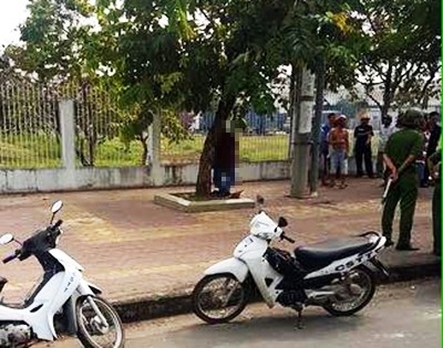 Nguoi dan ong tu vong trong tu the treo co, chan cham dat hinh anh 1