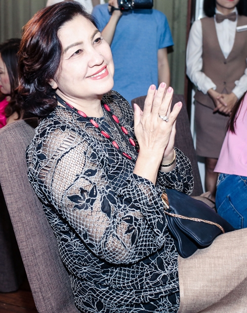 noo-phuoc-thinh-duoc-me-om-hon-trong-dem-tiec-2