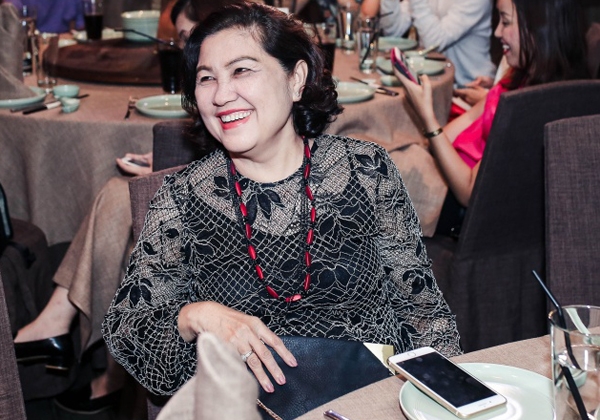 noo-phuoc-thinh-duoc-me-om-hon-trong-dem-tiec-3