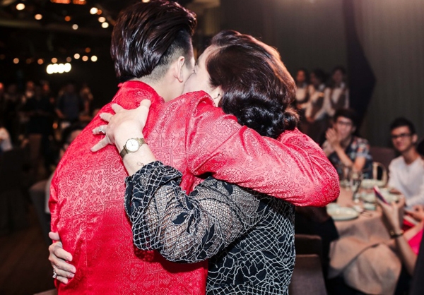 noo-phuoc-thinh-duoc-me-om-hon-trong-dem-tiec-5