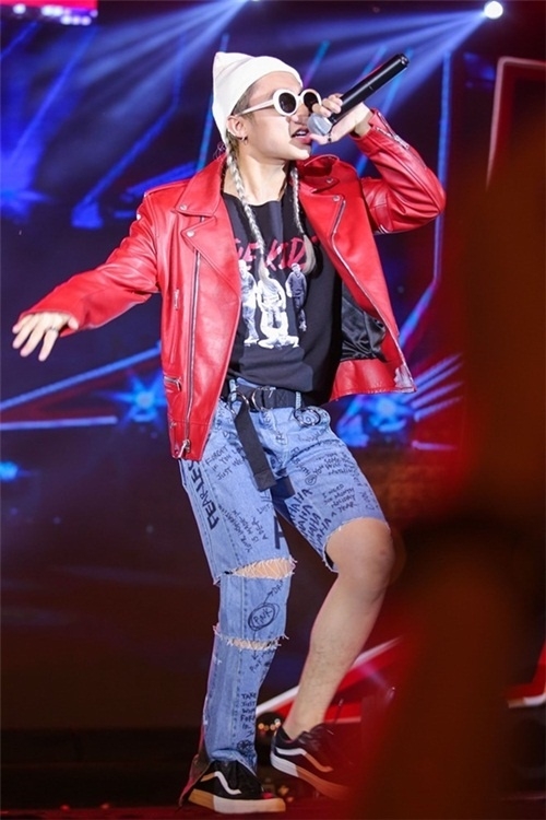 Trang phục 'thảm họa' của sao Việt 2016