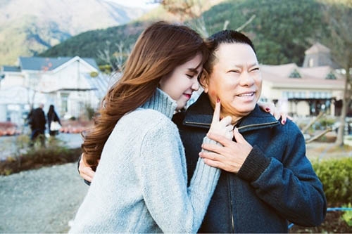 ty phu hoang kieu qua doi xuc dong vi duoc me ngoc trinh goi la con hinh anh 1