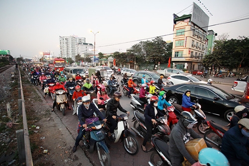 Về quê đón Tết, dòng người 