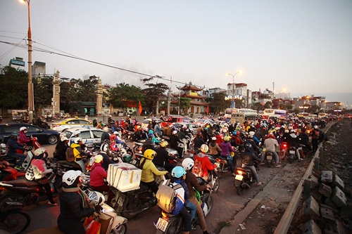 Về quê đón Tết, dòng người 