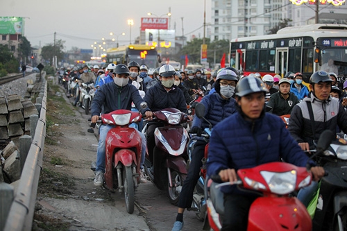 Về quê đón Tết, dòng người 