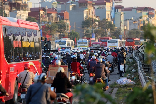 Về quê đón Tết, dòng người 