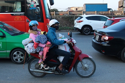 Về quê đón Tết, dòng người 