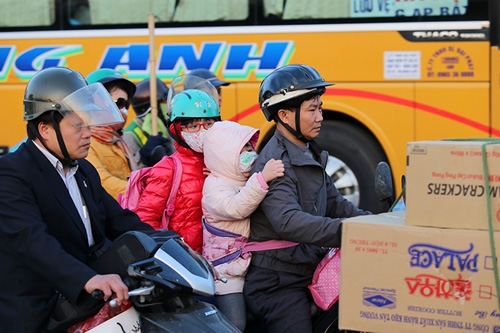 Về quê đón Tết, dòng người 