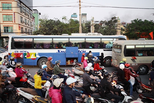 Về quê đón Tết, dòng người 