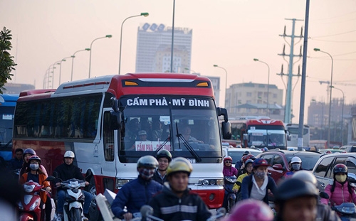 Về quê đón Tết, dòng người 