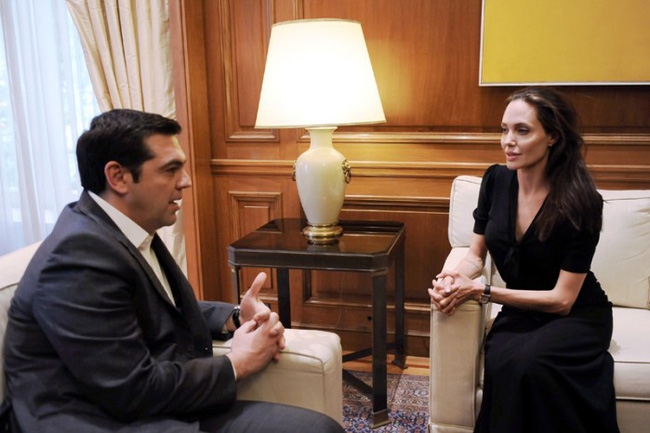 Angelina Jolie giờ đây chỉ còn 34 kg dù cao gần 1m70? - Ảnh 11. Angelina Jolie giờ đây chỉ còn 34 kg dù cao gần 1m70? - Ảnh 11.