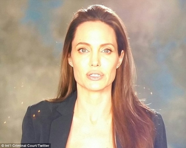 Angelina Jolie giờ đây chỉ còn 34 kg dù cao gần 1m70? - Ảnh 14. Angelina Jolie giờ đây chỉ còn 34 kg dù cao gần 1m70? - Ảnh 14.