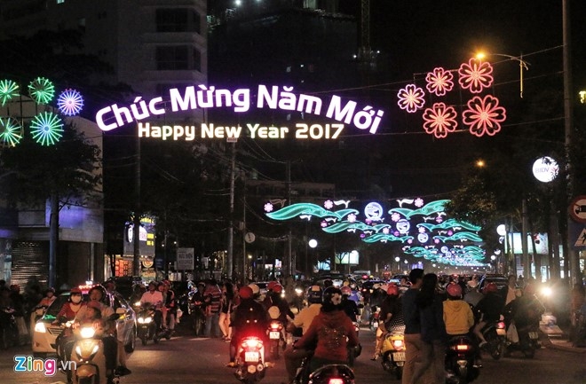 Tre em khoc thet khi bo me chen lan toi diem dem nguoc hinh anh 1