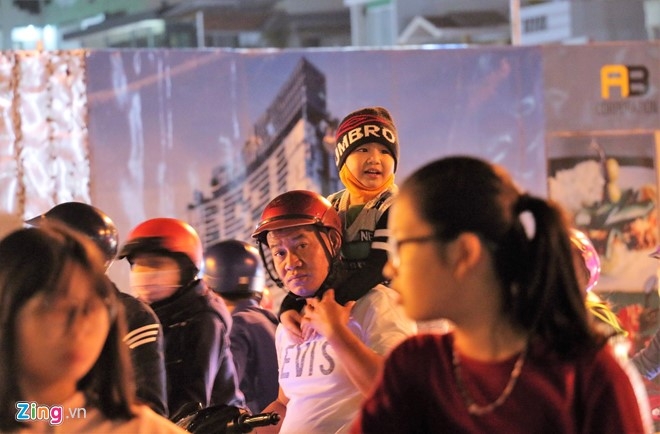 Tre em khoc thet khi bo me chen lan toi diem dem nguoc hinh anh 2