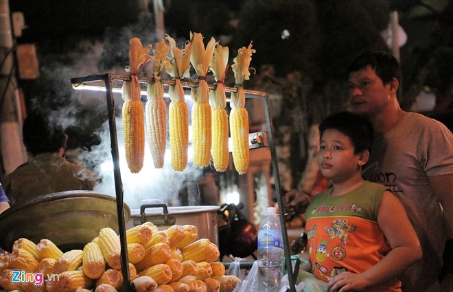 Tre em khoc thet khi bo me chen lan toi diem dem nguoc hinh anh 3