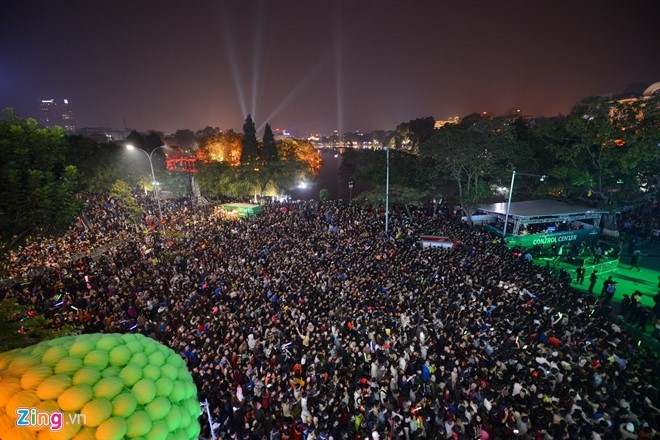 Bien nguoi don nam moi 2017 o Ha Noi, TP.HCM hinh anh 1