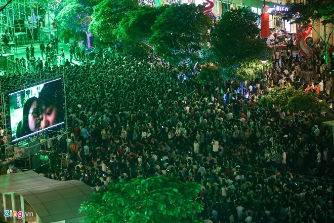 Bien nguoi don nam moi 2017 o Ha Noi, TP.HCM hinh anh 2