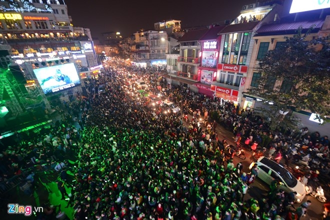Bien nguoi don nam moi 2017 o Ha Noi, TP.HCM hinh anh 5