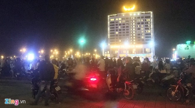 Tre em khoc thet khi bo me chen lan toi diem dem nguoc hinh anh 4