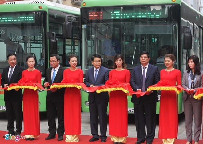 Chu tich Ha Noi di buyt nhanh ngay khai truong hinh anh 1