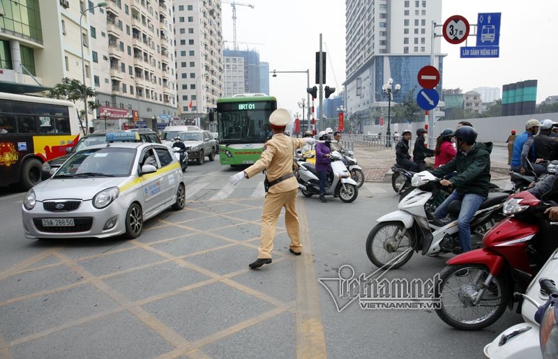 CSGT tất tả phân làn cho buýt nhanh ngày cuối năm