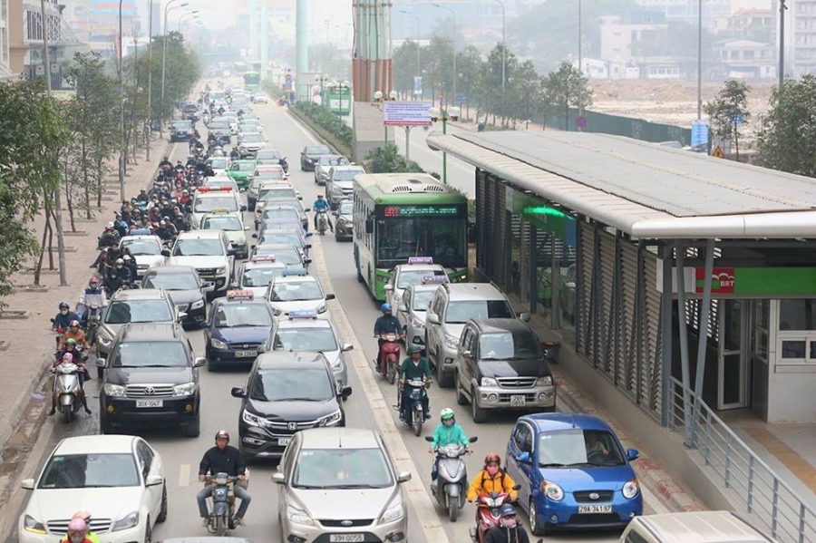 CSGT tất tả phân làn cho buýt nhanh ngày cuối năm