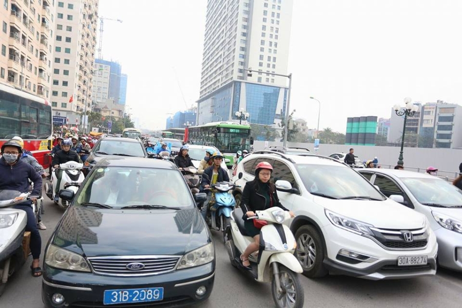 CSGT tất tả phân làn cho buýt nhanh ngày cuối năm