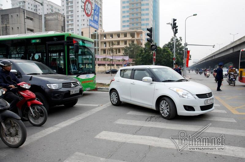 CSGT tất tả phân làn cho buýt nhanh ngày cuối năm