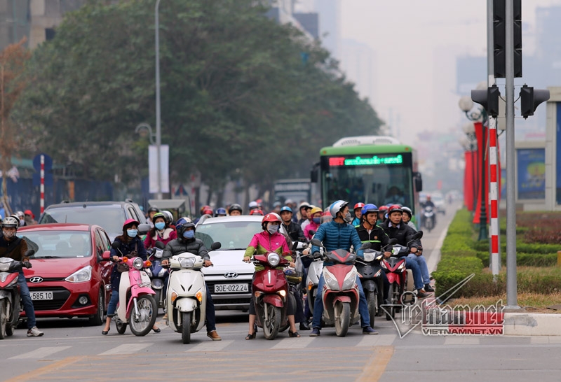 CSGT tất tả phân làn cho buýt nhanh ngày cuối năm