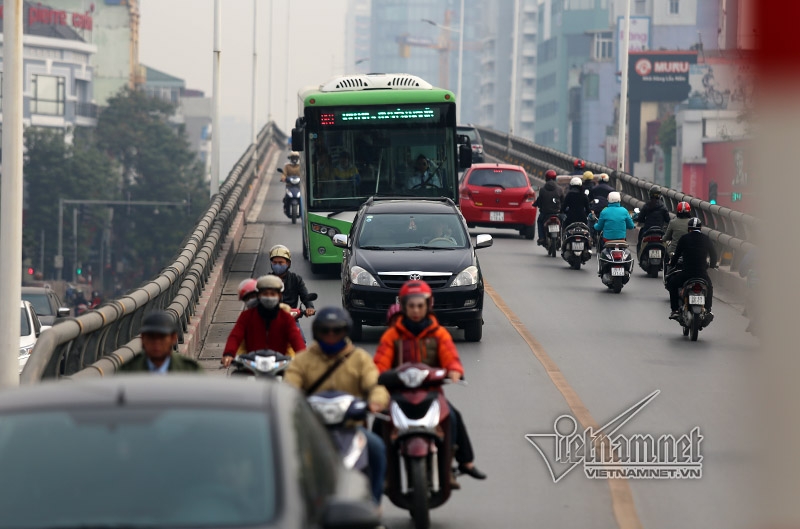 CSGT tất tả phân làn cho buýt nhanh ngày cuối năm