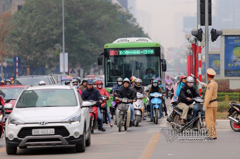 CSGT tất tả phân làn cho buýt nhanh ngày cuối năm