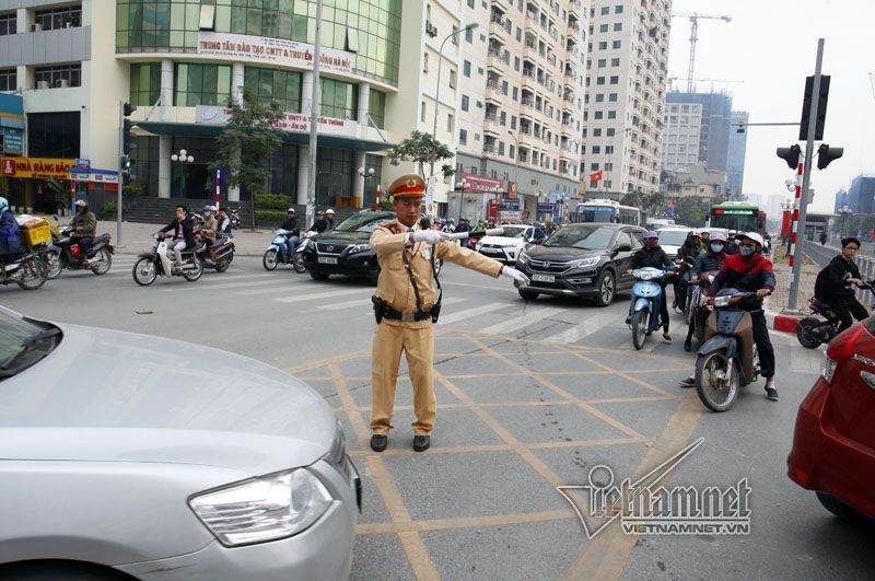 CSGT tất tả phân làn cho buýt nhanh ngày cuối năm