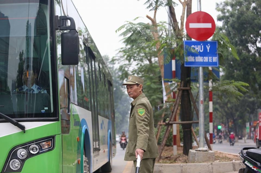 CSGT tất tả phân làn cho buýt nhanh ngày cuối năm
