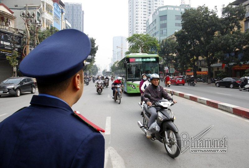 CSGT tất tả phân làn cho buýt nhanh ngày cuối năm
